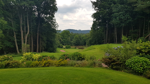 Der Blick vom Abschlag an Loch 6 im Golf de Bitche. (Foto: Guido Hannemann)