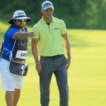 Craig Connelly zeigt Martin Kaymer die richtige Richtung. (Foto: Getty)