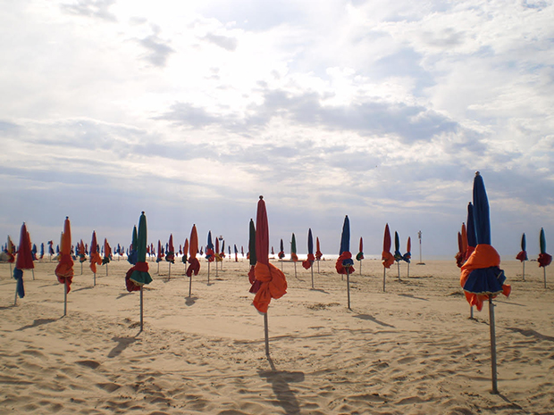 Der Strand von Deauville. (Foto: Maeggie McNulty)