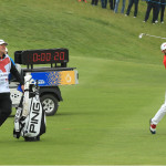 Beim GolfSixes wurde die Shot Clock an einem Loch schon getestet. Ab Donnerstag wird jeder Spieler bei jedem Schlag eine Solche Uhr hinter sich haben. (Foto: Getty)