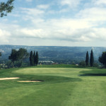 Das "Signature Hole" des Golf International Pont Royal in der Provence. Loch 7 mit wunderschönem Ausblick auf den Luberon. (Foto: Golf Post)