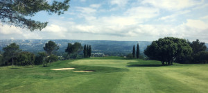 Das "Signature Hole" des Golf International Pont Royal in der Provence. Loch 7 mit wunderschönem Ausblick auf den Luberon. (Foto: Golf Post)