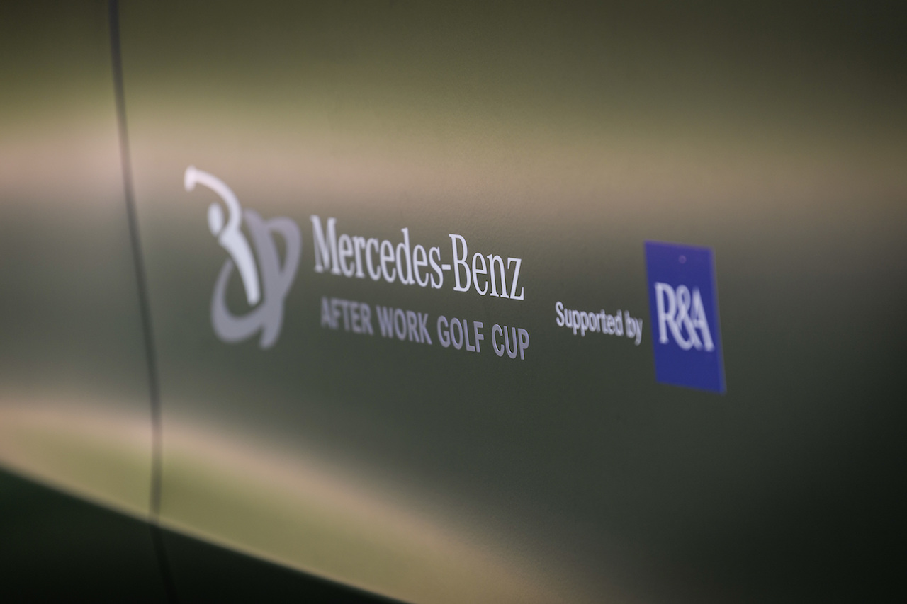 Das neue Logo des Mercedes-Benz After Work Golfcup, präsentiert auf der Pressekonferenz im Frankfurter GC (Foto: Daimler)