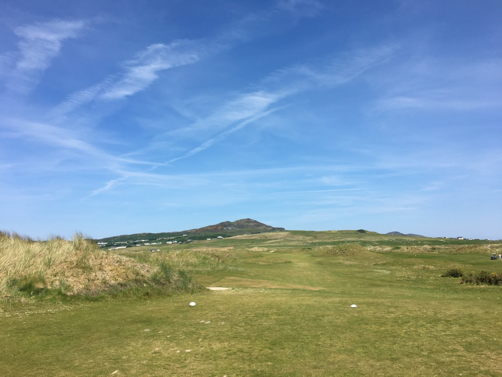 Die Frontnine des Old Tom Morris Platzes verlaufen zwischen den Dünen, die im Laufe der Runde immer mehr ins Spiel kommen.