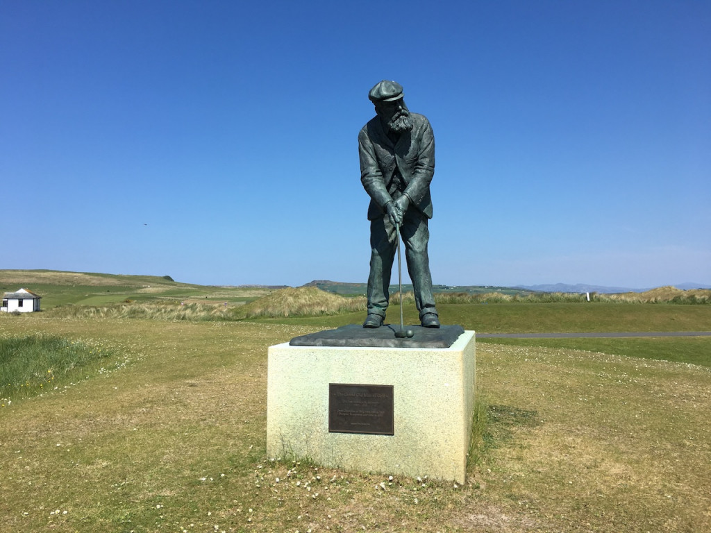 Über dem 18. Grün neben dem Clubhaus thront eine Statue von Old Tom Morris (Foto: Golf Post)