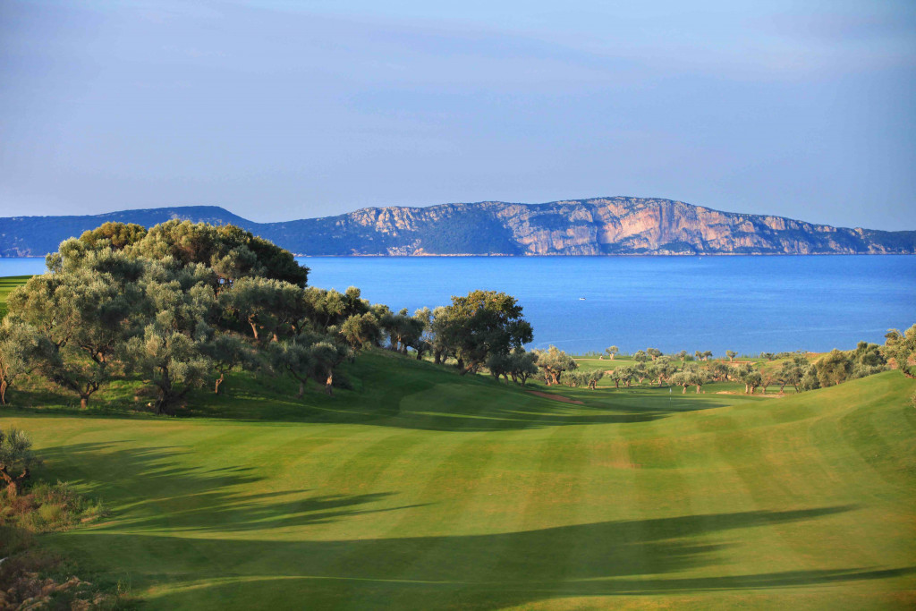 Blick auf ‚The Bay Course' und die Navarino Bucht (Foto: Costa Navarino)