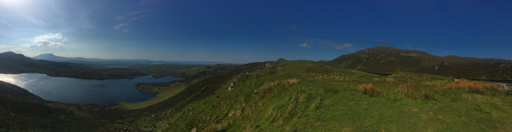 Blick in die typische Landschaft des Countys Donegal mit der Sheephaven Bay am Horizont. (Foto: Golf Post)