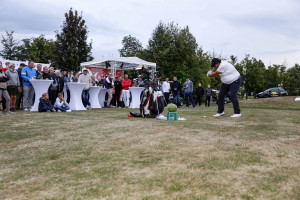 Den Drive auf über 350 Meter zu feuern ist für Alex Lange (re.) überhaupt kein Problem. Bei der Kinderlachen Open 2018 spülte er damit ordentlich Geld ins Spendenschwein. (Foto: Falko Wübbecke)