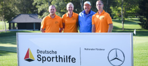 Richard Stowasser (blaues Poloshirt) aus der Golf Post Community mit seinem "Wunschflight" beim Sporthilfe Golf Masters. (Foto: GES Sportfoto)