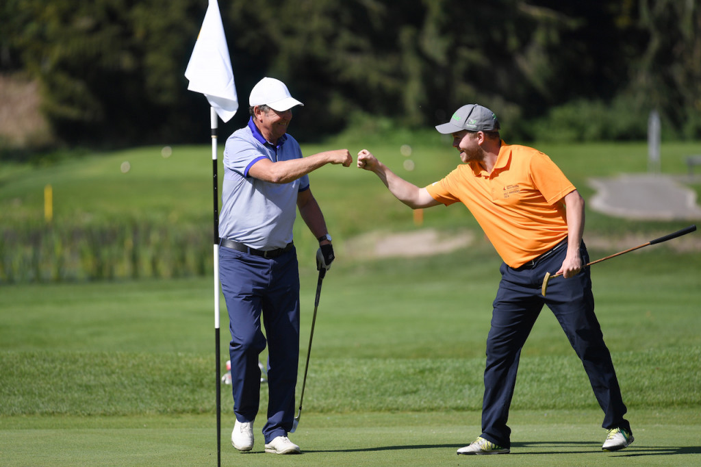 Die Stimmung im Flight war offensichtlich sehr gut, Richard Stowasser und Jens Linhart feiern einen guten Schlag. (Foto: Deutsche Sporthilfe)