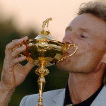 2004 schenkt Bernhard Langer "seinem" Team Europa den Sieg und küsst den Ryder Cup. (Foto: Getty)