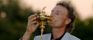 2004 schenkt Bernhard Langer "seinem" Team Europa den Sieg und küsst den Ryder Cup. (Foto: Getty)