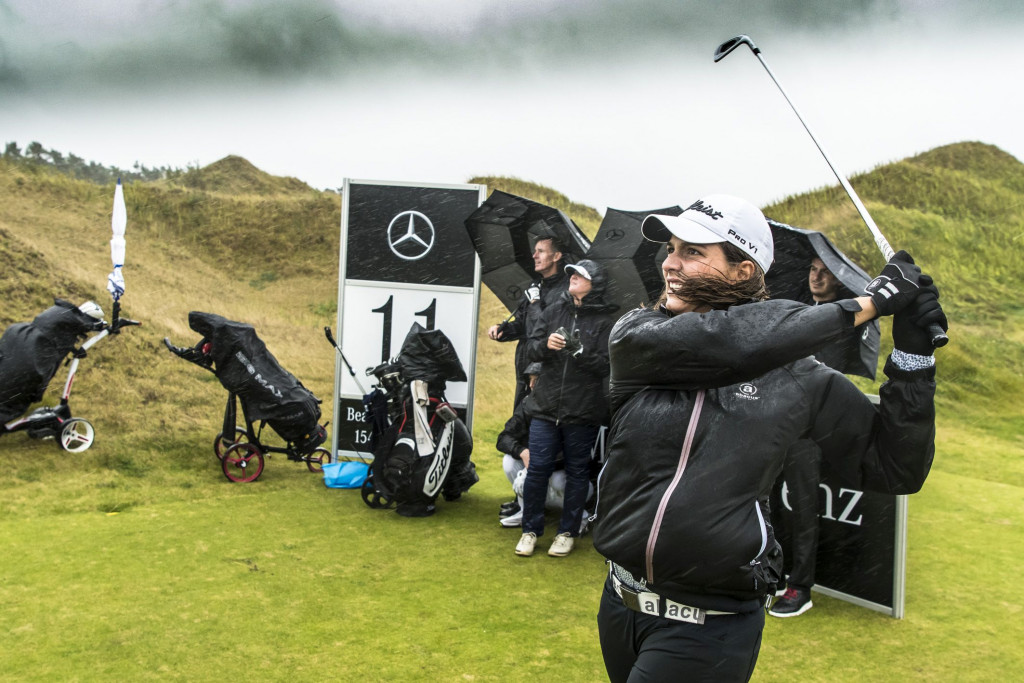 Karo Lampert und die Finalisten trotzten dem Wetter beim Nearest-to-the-Pin-Wettbewerb (Foto: Mercedes-Benz)