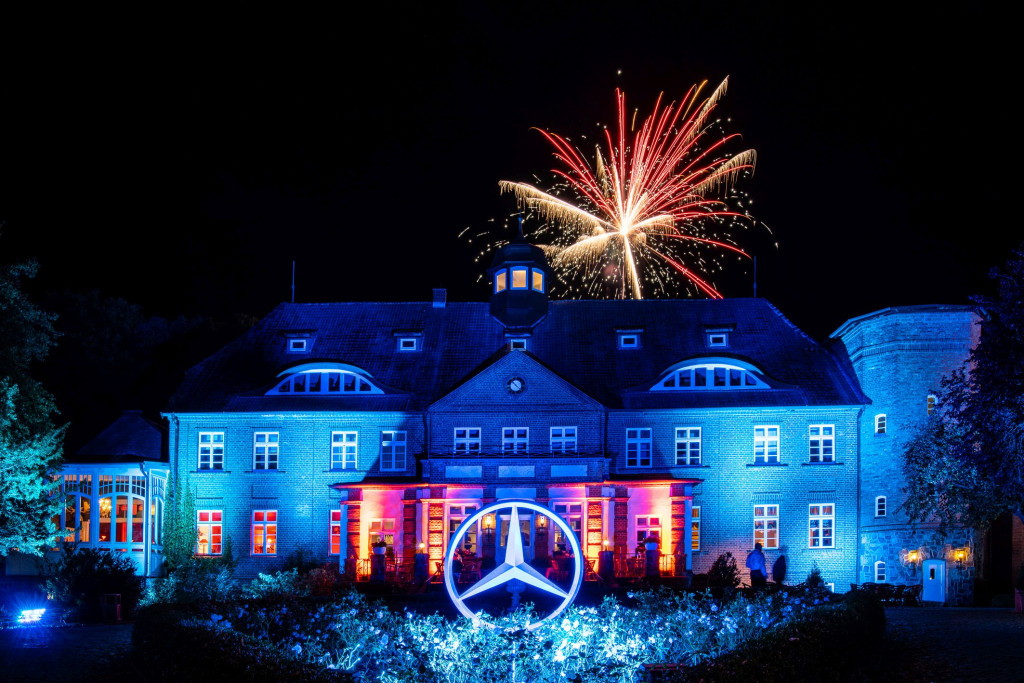 Mit einem Feuerwerk im Schlossgarten vom Schloss Basthorst endete das AWGC Plus Finale am Samstag. (Foto: Mercedes-Benz)