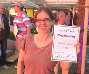 Golf Post Mitarbeiterin Alexandra Caspers mit der Spielerlaubnis von West Golf. (Foto: Golf Post)