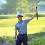 Webb Simpson beim Jubel nach seinem sensationellen Putt zum Eagle und zur Führung auf der PGA Tour an Loch 18. (Foto: Getty)