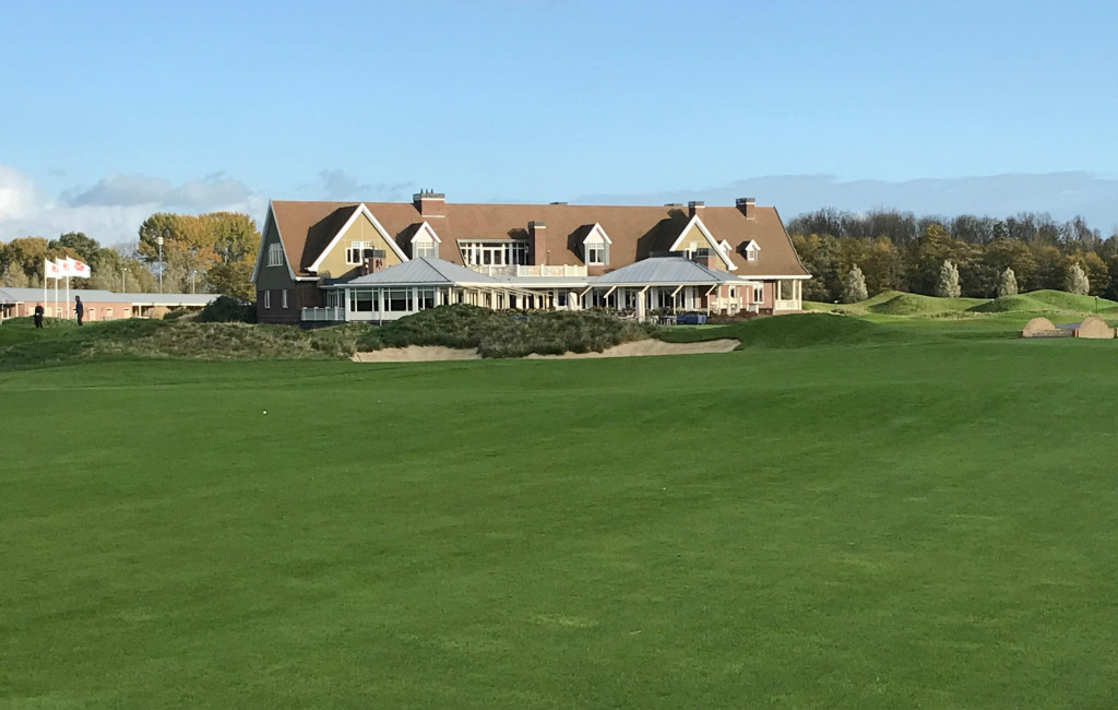 Blick vom 18. Fairway auf das Clubhaus. (Foto: Golf Post)