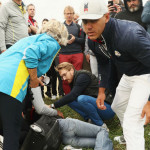 Brooks Koepka erkundigt sich nach der Zuschauerin, die er mit seinem Abschlag im Gesicht traf. (Foto: Getty)