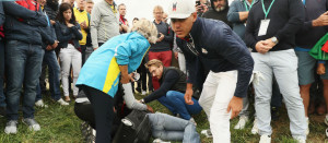 Brooks Koepka erkundigt sich nach der Zuschauerin, die er mit seinem Abschlag im Gesicht traf. (Foto: Getty)