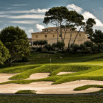 Ein Par 3 wie aus dem Bilderbuch - mit dem Palacio im Hintergrund und einem Bunker, der auf zu kurze Abschläge wartet. (Foto: Son Gual)