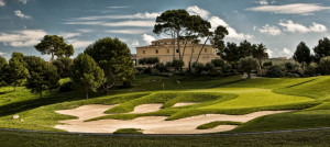 Ein Par 3 wie aus dem Bilderbuch - mit dem Palacio im Hintergrund und einem Bunker, der auf zu kurze Abschläge wartet. (Foto: Son Gual)