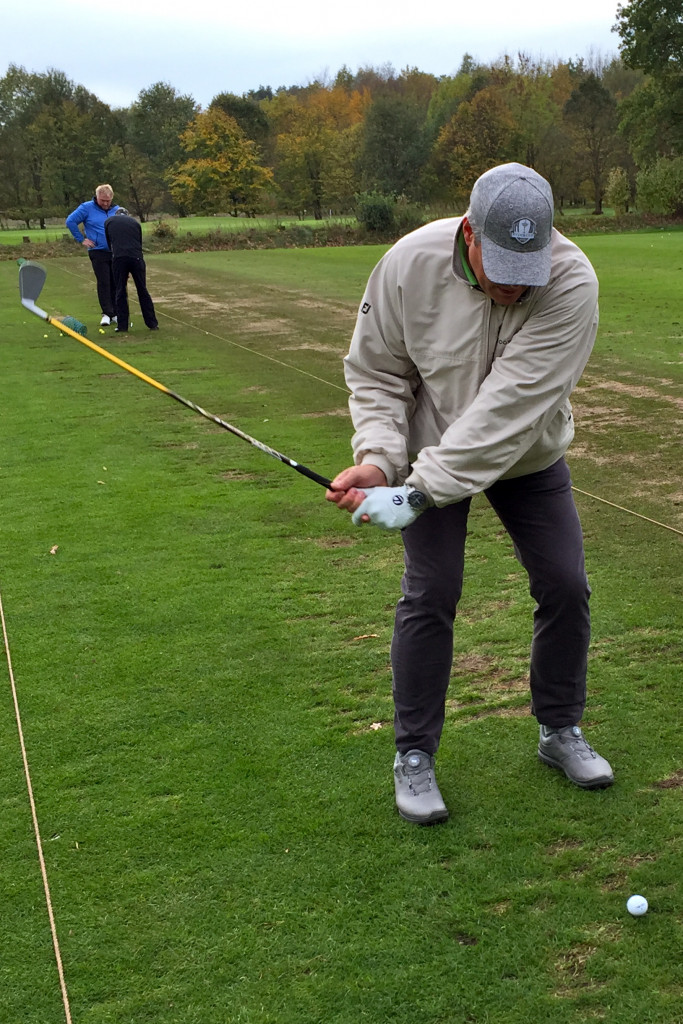 Findungsprozess: Auf der Range des Golf Club Hamburg Holm arbeitet sich der Autor durch die Schlägerpalette von Honma. (Foto: Michael F. Basche)