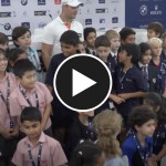 Martin Kaymer mit seinen jüngsten Fans bei der Pressekonferenz. (Foto: Facebook/@MartinKaymer)