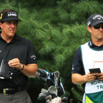 Phil Mickelson mit seinem Bruder Tim Mickelson als Caddie. (Foto: Getty)