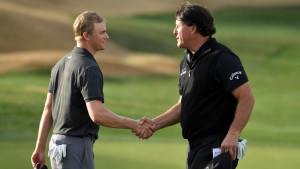 Adam Long (links) schnappt Phil Mickelson den Sieg vor der Nase weg. (Foto: Getty)