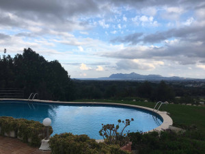 Der Pool auf der Terrasse des Clubhause im Pollenca Golf Club dürfte schon bald Geschichte sein. (Foto: Golf Post)