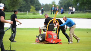 Für einen gepflegten Platz im guten Zustand ist Greenkeeping rund um die Uhr notwendig. (Foto: Getty)