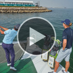 Marcel Siem und Matteo Manassero vor der Küste des 18. Loch von Al Mouj Golf. (Foto: Al Mouj Golf Pressemittelung)