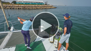 Marcel Siem und Matteo Manassero vor der Küste des 18. Loch von Al Mouj Golf. (Foto: Al Mouj Golf Pressemittelung)