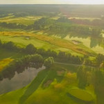 Es geht wieder los! Der Sandy Lyle Platz im Golfpark Schloss Wilkendorf öffnet wieder seine Tore. (Bildquelle: Golfpark Schloss Wilkendorf)