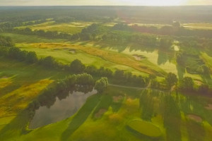 Es geht wieder los! Der Sandy Lyle Platz im Golfpark Schloss Wilkendorf öffnet wieder seine Tore. (Bildquelle: Golfpark Schloss Wilkendorf)