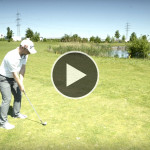 In einer neuen Ausgabe "Quick Tipps mit Bünker" zeigt Ihnen der Trainingsexperte, wie man einen Pitch am besten spielt. (Foto: YouTube/Golf Post)