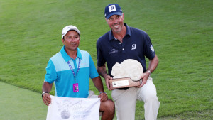 Caddie, David "El Tucan" Ortiz (links), und Spieler, Matt Kuchar (rechts), nach dem Sieg der Mayakoba Golf Classic 2018. (Foto: Getty)