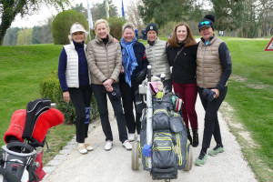 Die letzte Spielerin unserer Heimspieltagsaufstellung Tanja Benito (3.v.r.) in Begleitung von (v.l.) Dr. Gabriele Sachse, Kapitänin Ute Poetzsch, Bente Ellingsen (als Caddie-Unterstützung), Dr. Lea Bolz und Cornelia Bechhofer. (Bildquelle: Frankfurter GC)