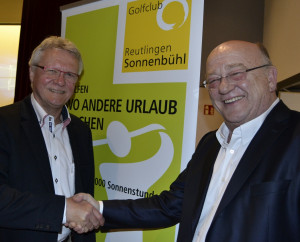 Der scheidende Präsident, Udo Rogotzki (rechts) gratuliert dem neuen Amtsinhaber, Matthias Eschle, zur Wahl für die nächsten drei Jahre als Präsident des GC Reutlingen-Sonnenbühl e.V.(Bildquelle: GC Reutlingen Sonnenbühl)