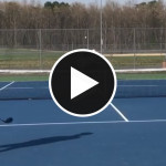 Mit dem Golfschläger auf den Tennisplatz in diesem verrückten Golfvideo. (Screenshot: Instagram.com/@holein1trickshots)