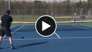 Mit dem Golfschläger auf den Tennisplatz in diesem verrückten Golfvideo. (Screenshot: Instagram.com/@holein1trickshots)