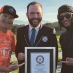 Was für ein Rekord? Der Amerikaner Eric Byrnes posiert mit seiner Weltrekord-Urkunde. (Bildquelle: Twitter)