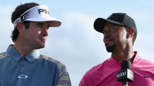 Bubba Watson (l.) veralbert Tiger Woods gern mit sinnfreien WhatsApp-nachrichten. (Foto: Getty)