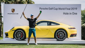 Der Italiener Marco Leoni freut sich nach seinem Hole-in-One über den nagelneuen gelben Flitzer im Hintergrund. (Foto: Porsche)