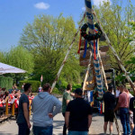 Der Maibaum steht direkt vor dem Biergarten der Gutsschänke des GC Gut Hühnerhof. (Bild: Golfpark Gut Hühnerhof)