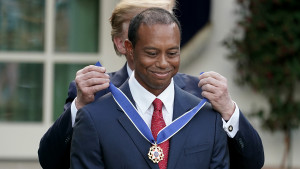Tiger Woods erhält die "Medal of Freedom" von US-Präsident Donald Trump. (Foto: Getty)