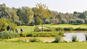 Der See und die Fairways harmonieren besonders gut auf Bahn 7 des Nordplatzes. (Foto: Golf & More)