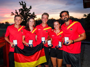 Das Junior Team Germany macht die Sensation perfekt und sichert sich den Sieg beim prestigereichen European Young Masters (von links: Yannick Malik, Magdalena Maier, Tiger Christensen, Paula Schulz-Hanßen und Athletik-Bundestrainer Christian Marysko, Foto: EGA/Zdenek Sluka)