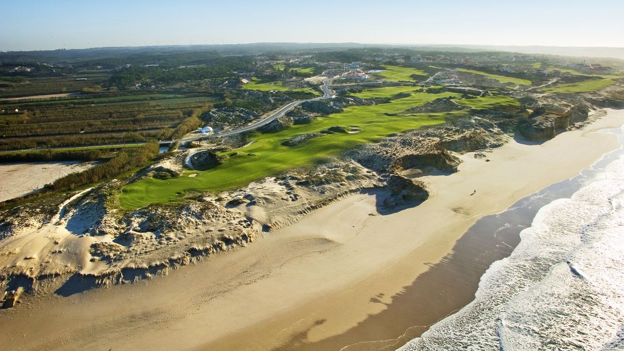 Direkt am Meer warten mit dem West Cliffs Links Course und dem Praia D'el Rey zwei der besten Plätze Europas. (Foto: West Cliffs Golf)