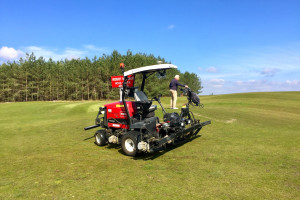 Kollege Maschine bei der Arbeit: Auf dem Golfkurs The Links Valley in Ermelo/Niederlande ist ein autonomer Fairway-Mäher im Einsatz. (Foto: MichaelF. Basche)